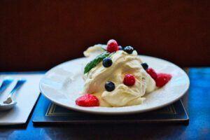 Meringue with fresh fruits